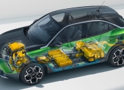 “用光作画”：欧宝概念车通过创新照明技术揭示驾驶未来