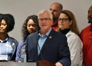 UAW主席就成立工会向大众管理层施压